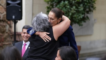 Claudia Sheinbaum se reunió con connacionales mexicanos después de la IV Cumbre en Defensa de la Democracia. (Foto: Presidencia)