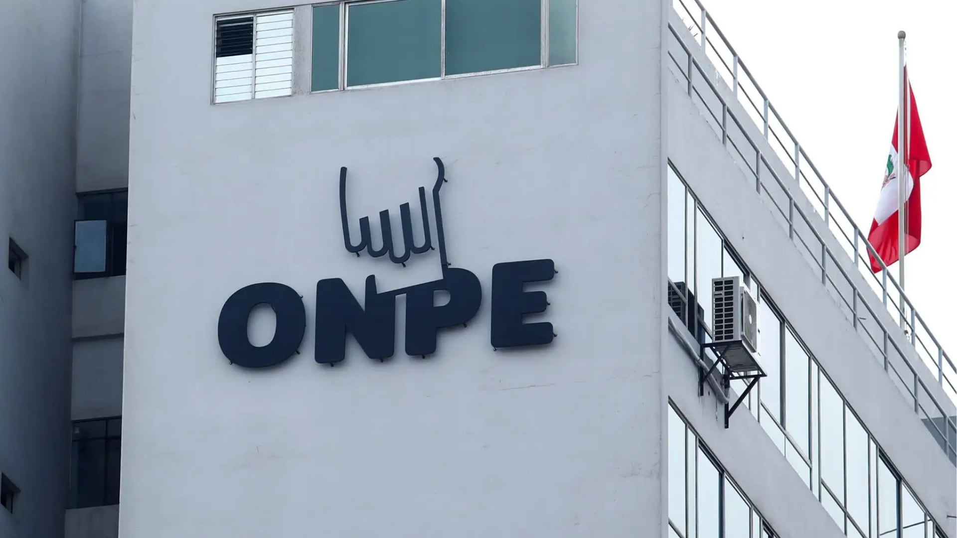 La fachada de la Oficina Nacional de Procesos Electorales exhibe el logotipo de la entidad encargada de organizar las elecciones en el Perú. (ONPE)