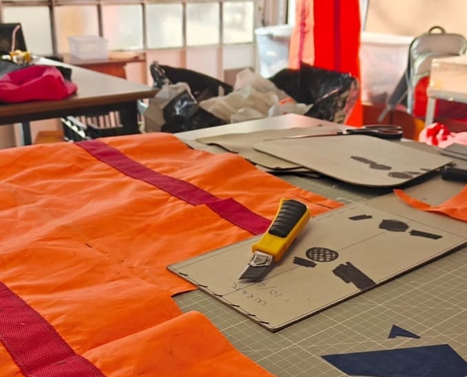 La empresa transforma velas de parapente, paracaídas y kites que ya cumplieron su vida útil en mochilas, bolsos y abrigos de edición limitada. (Instagram)