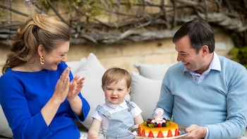 Charles de Luxemburgo cumple un año como el heredero más joven de Europa: las claves del plan con el que sus padres preparan el relevo dinástico