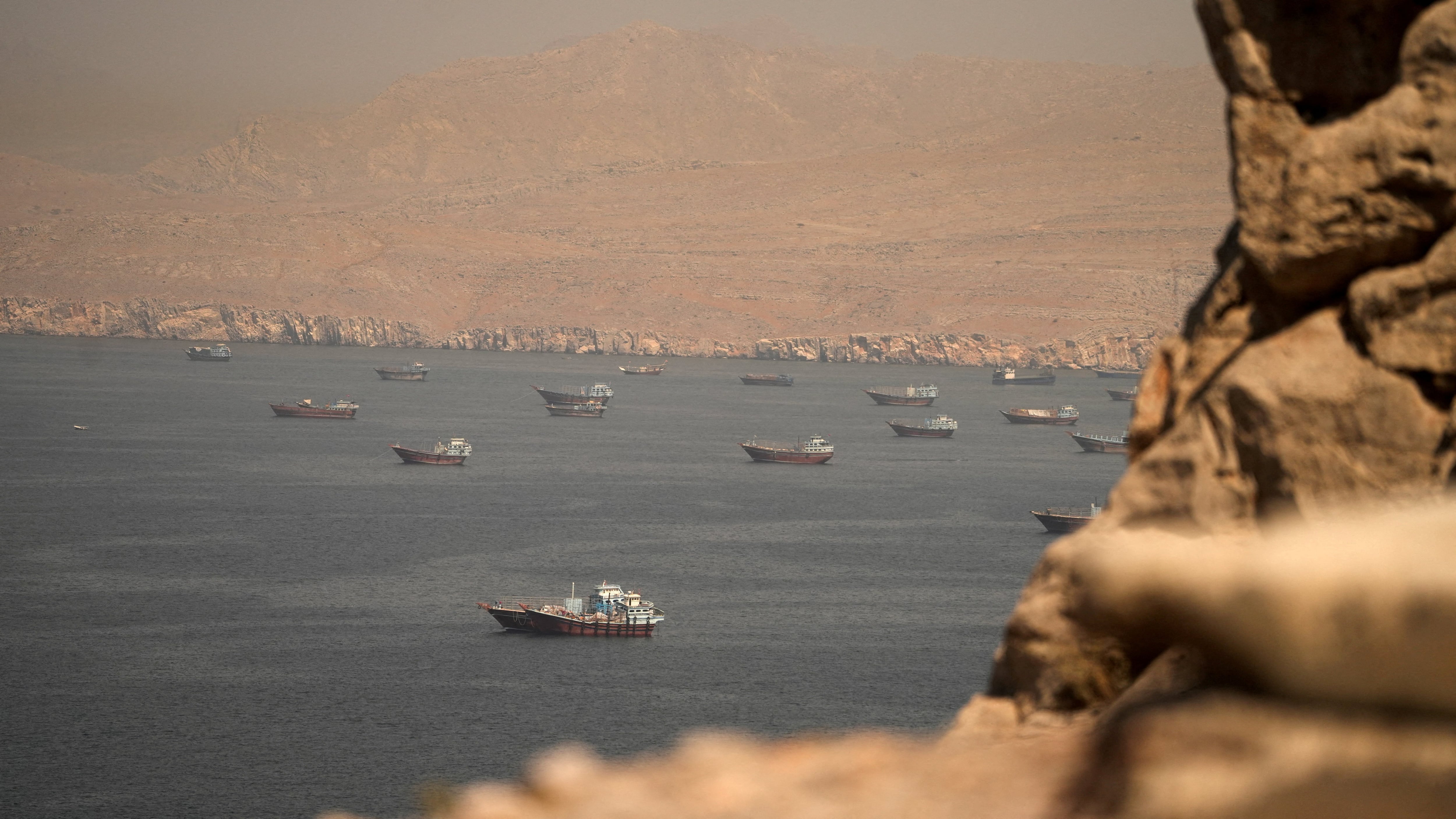 Imagen de arhivo de barcos en el estrecho de Ormuz, vistos desde Musandam, Omán. 18 de junio de 2026 (REUTERS/Stringer)