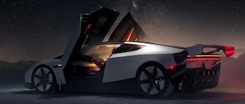 Coche deportivo blanco con puertas de tijera abiertas y luces rojas encendidas sobre un terreno oscuro bajo las estrellas