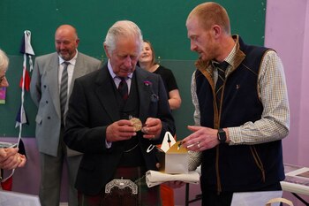 Para su desayuno de todas las mañanas, “el príncipe Carlos opta por una opción saludable. Toma pan casero, un bol de fruta fresca y jugos de frutas” (REUTERS)