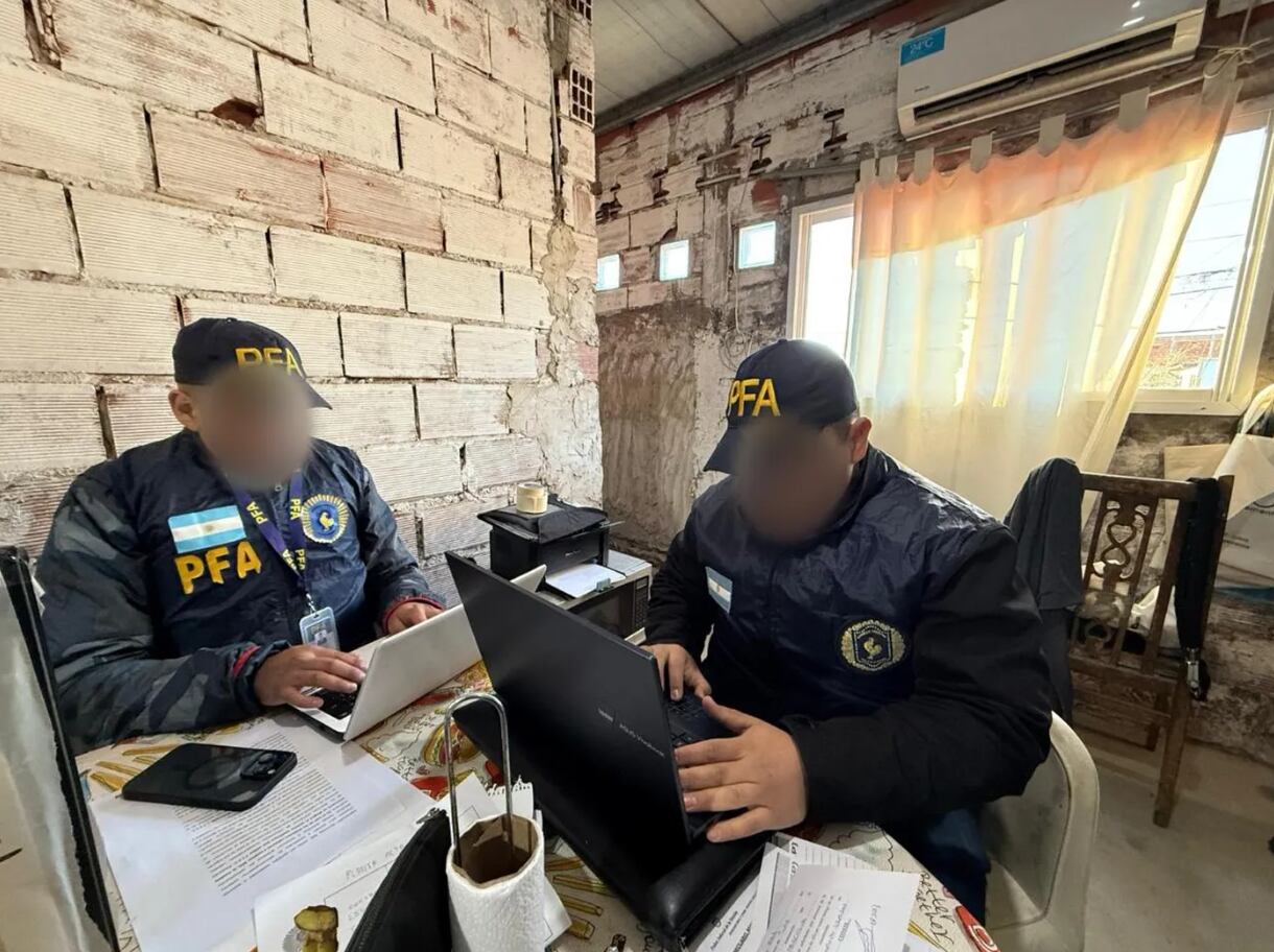 En uno de los domicilios, el joven fue hallado y notificado de la causa (PFA)