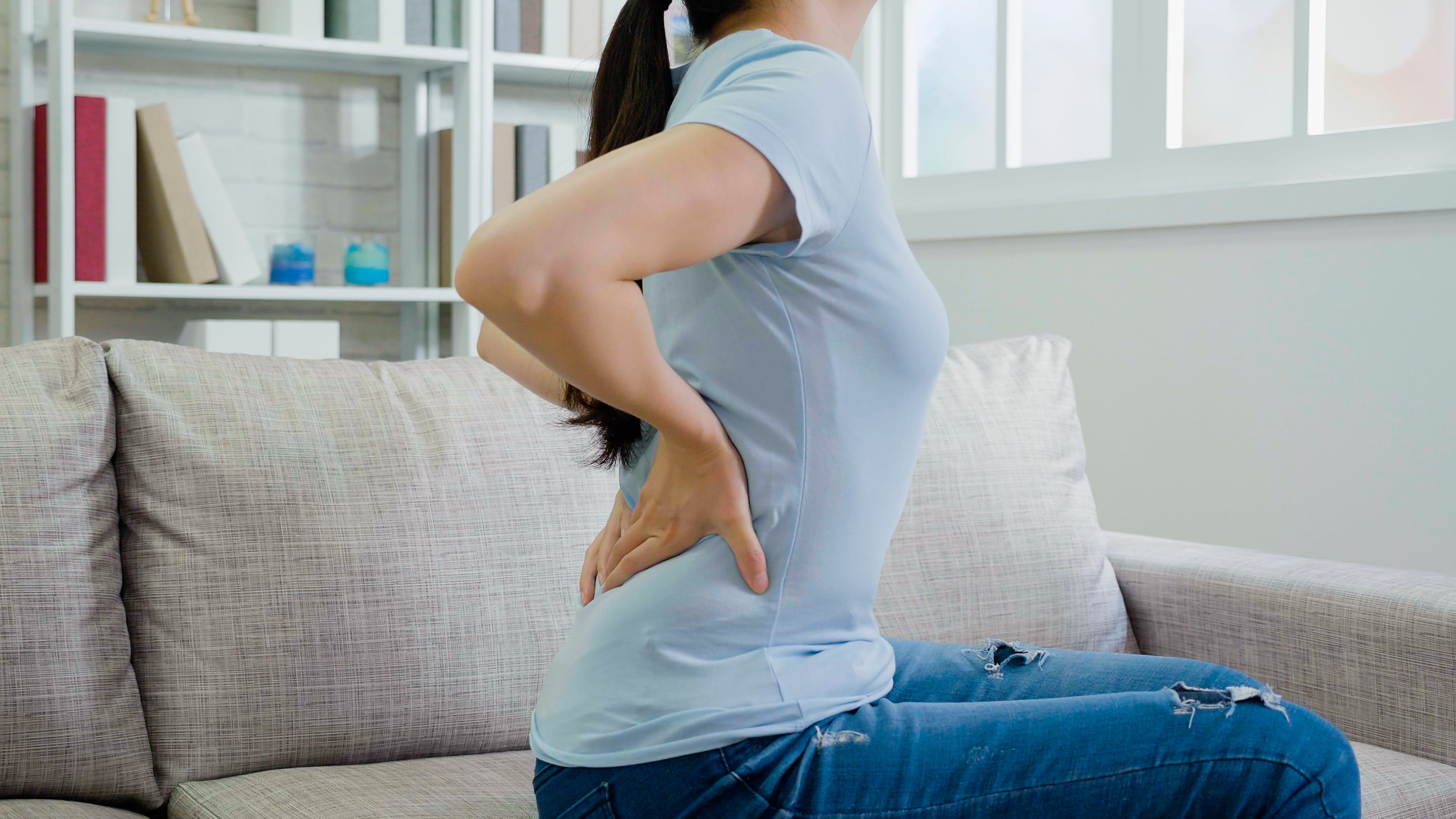 Una mujer con dolor de espalda por laf fibromialgia. (Shutterstock)