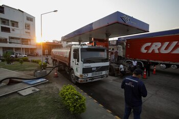 Un camión cisterna llena una