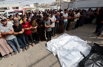 Dolientes rezan junto a los