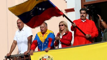 Nicolás Maduro flamea una bandera