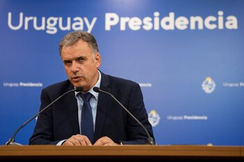 El presidente electo de Uruguay, Yamandu Orsi, en una conferencia después de una reunión con el presidente de Uruguay, Luis Lacalle Pou (REUTERS/Martin Varela Umpierrez)