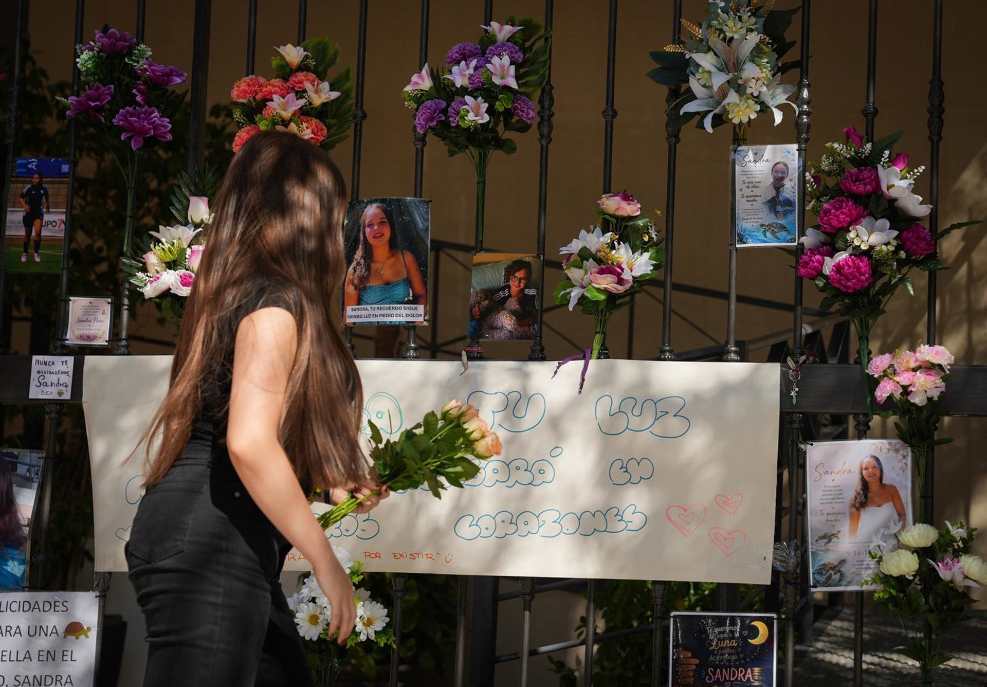 14/10/2026 Imágenes del altar en memoria de Sandra Peña en el portal de su casa. A 14 de octubre de 2026 en Sevilla, Andalucía (España). El altar en memoria de Sandra Peña ha sido repuesto en las rejas del bloque de viviendas de la calle Rafael Laffón, en Sevilla, donde residía la menor. Carteles, fotografías, velas y flores vuelven a ocupar el lugar después de que el homenaje fuera destruido de madrugada hace unos días.POLITICA María José López - Europa Press