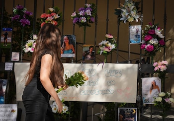 14/10/2026 Imágenes del altar en memoria de Sandra Peña en el portal de su casa. A 14 de octubre de 2026 en Sevilla, Andalucía (España). El altar en memoria de Sandra Peña ha sido repuesto en las rejas del bloque de viviendas de la calle Rafael Laffón, en Sevilla, donde residía la menor. Carteles, fotografías, velas y flores vuelven a ocupar el lugar después de que el homenaje fuera destruido de madrugada hace unos días.
POLITICA
María José López - Europa Press