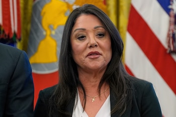 La secretaria del Trabajo de Estados Unidos, Lori Chavez-DeRemer, durante un evento de firma de una orden ejecutiva del presidente Donald Trump en el Despacho Oval de la Casa Blanca, el 23 de abril de 2025, en Washington
(AP Foto/Alex Brandon, Archivo)