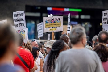 Decenas de personas durante una concentración contra el racismo y la xenofobia en Madrid. (Ricardo Rubio / Europa Press)
