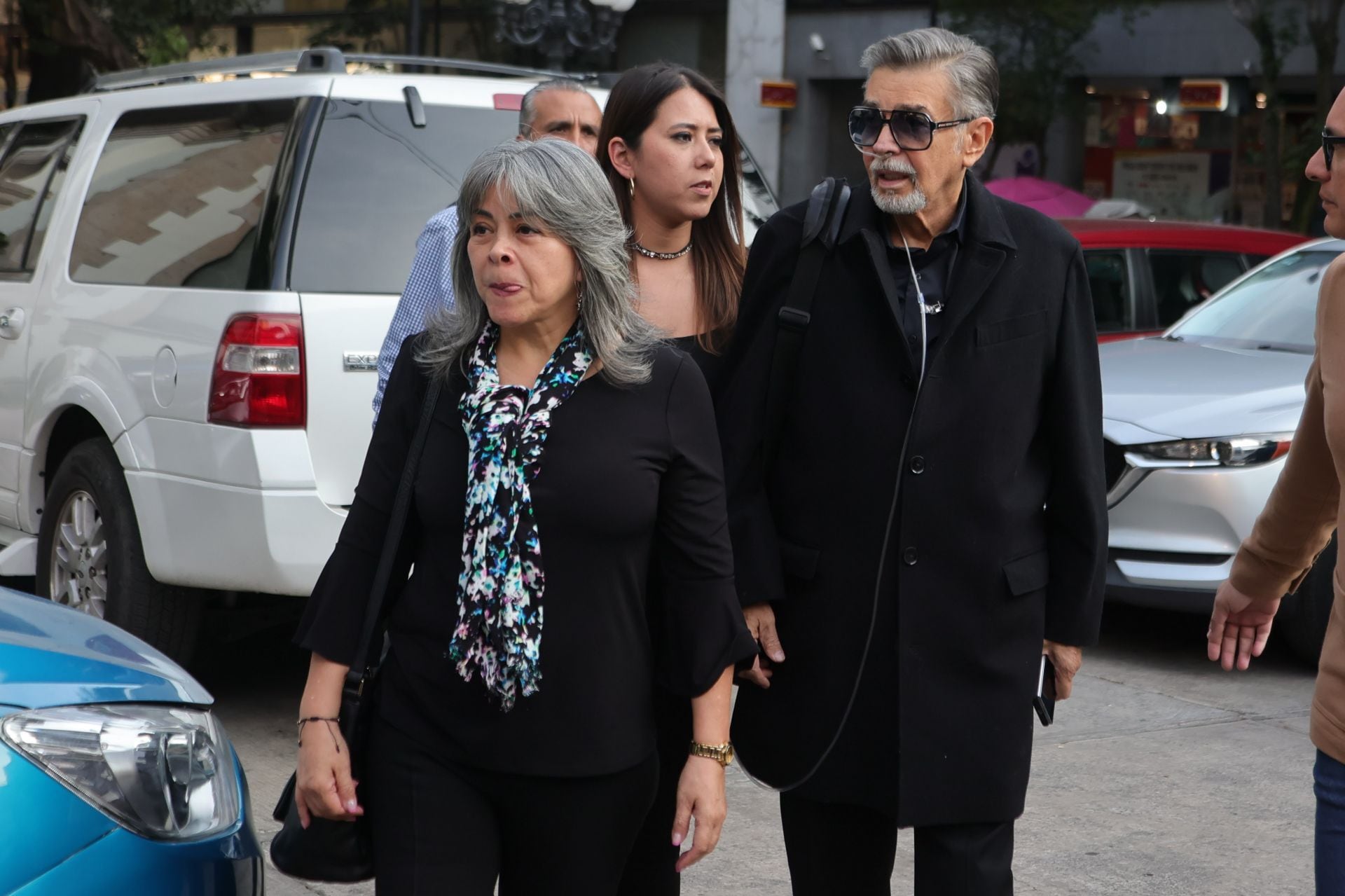 CIUDAD DE MÉXICO, 05DICIEMBRE2025.- Gabriela Sánchez Hinojosa y Jorge Ortiz de Pinedo a su llegada a la funeraria J. García López hubicada en General Prim, donde se realizarán las exequias del actor Eduardo Manzano
