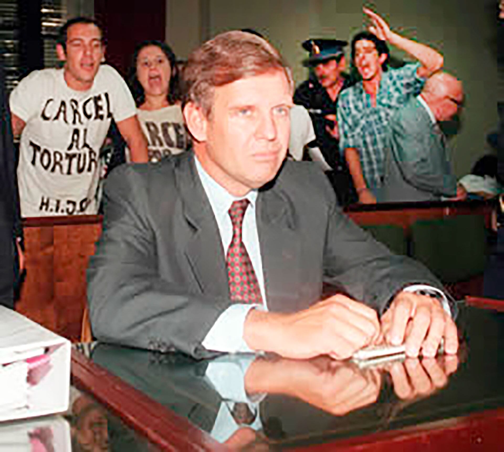 Alfredo Astiz el día que fue condenado. Detrás, de camisa, el ahora senador Eduardo Wado De Pedro