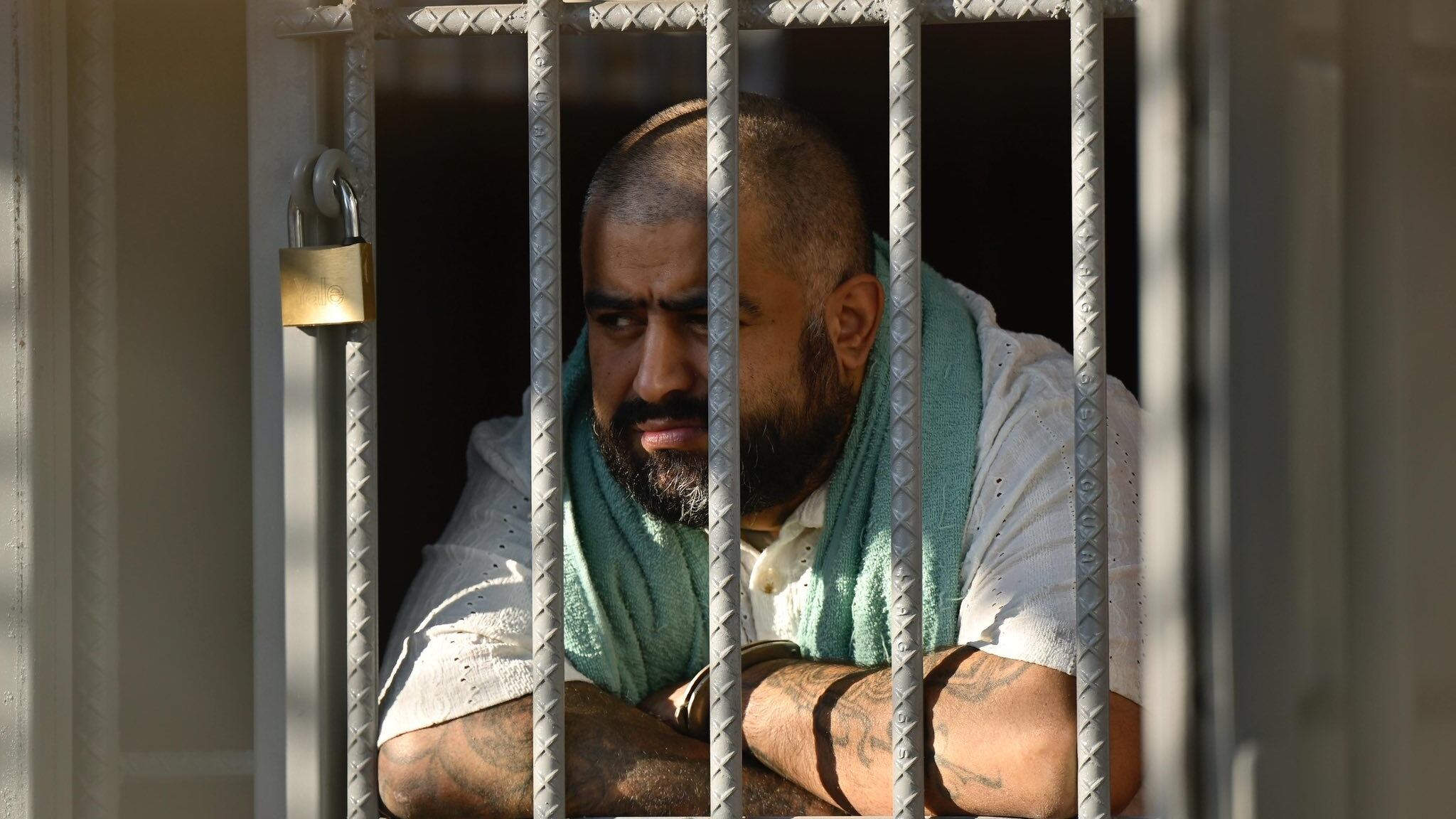 El presidente Bernardo Arevalo decretó el aislamiento de líderes de pandillas en contenedores especiales tras el motín en Guatemala. Foto cortesía