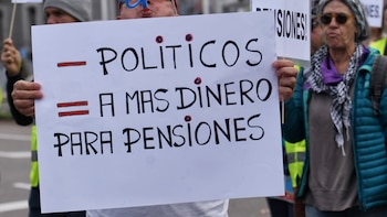 Decenas de personas portan carteles