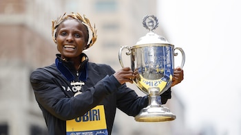 La keniana Hellen Obiri "emocionada