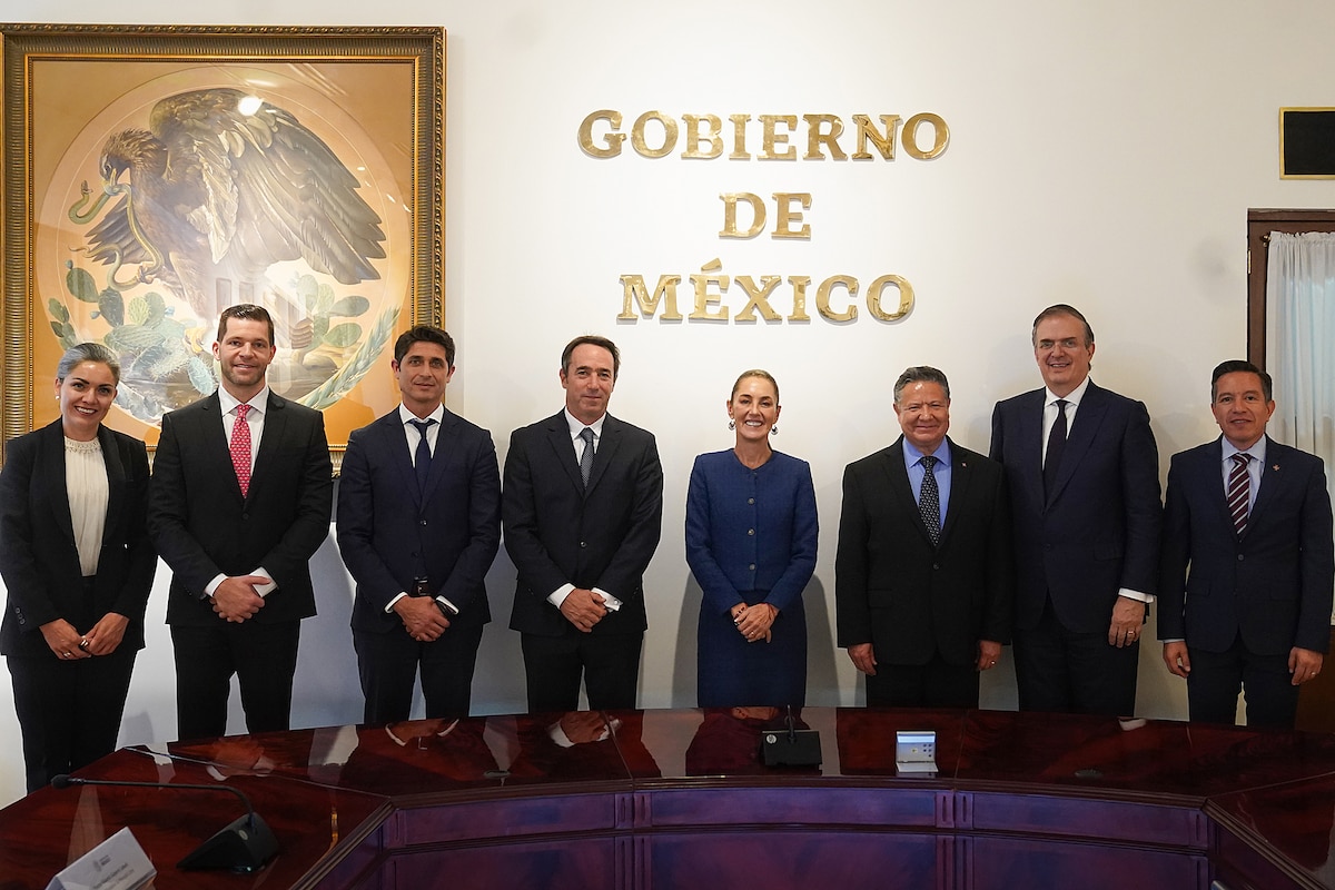 El empresario con parte de su equipo y la presidenta de México, Claudia Sheinbaum, en noviembre de 2024. En ese país, la empresa tramita su licencia bancaria