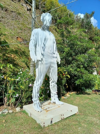 Estatua de J Balvin, según