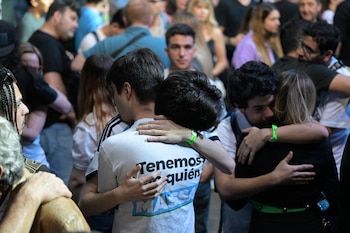 Militantes se abrazan tras el