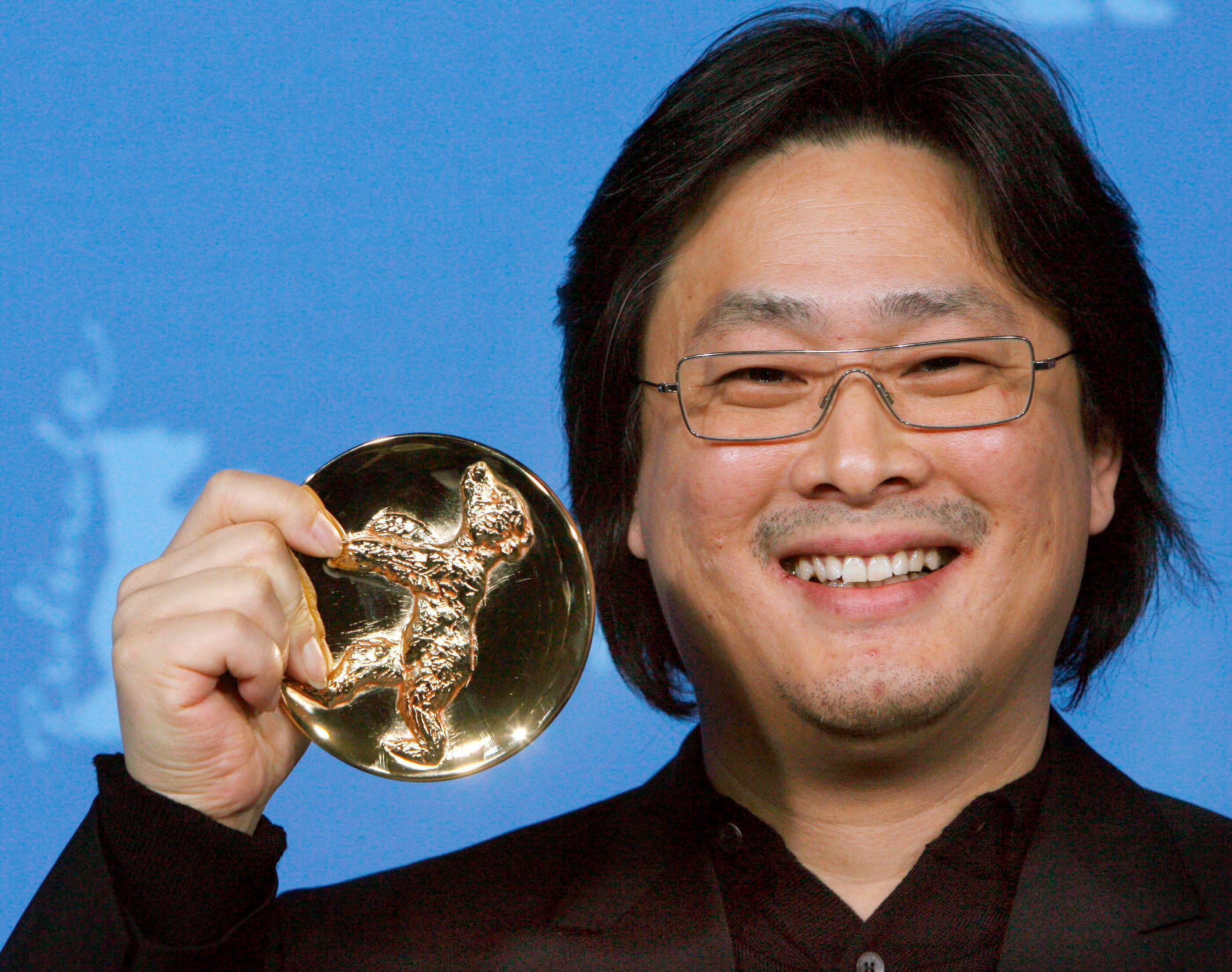 Park Chan-wook posa con el premio Alfred Bauer en la Berlinale de 2017 (EFE/ Marcus Brandt/ Archivo)