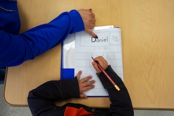 La matrícula de preescolar en Colombia cayó en 2024 en 44.030 estudiantes y quedó en 892.334 alumnos - crédito Rebecca Blackwell/AP