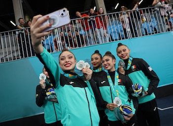 Pan-Am Games - Santiago 2023 - Gymnastics - Rhythmic - Centro de deportes colectivos, Santiago, Chile - November 3, 2023 Silver medallists Mexico's Julia Gutierrez, Ana Flores, Kimberly Salazar, Adirem Tejeda and Dalia Alcocer pose for a selfie during the 5 Hoops Final medal ceremony REUTERS/Luisa Gonzalez
