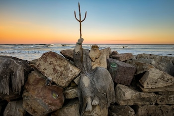 El imponente Poseidón tallado sobre
