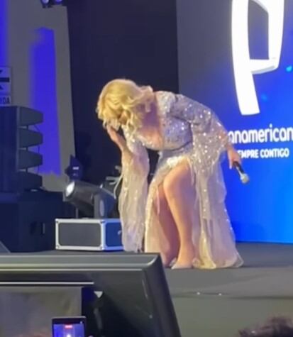 Magaly se ríe del look brillante de Gisela Valcárcel: “Cualquiera se pone una faja, ese vestido era un desastre”. Infobae Perú / Captura TV - Magaly TV La Firme