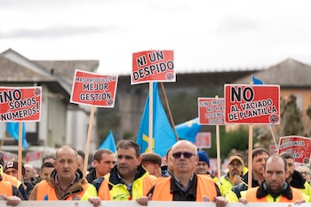 Trabajadores portan pancartas con lemas 'No somos números', 'Ni un despido' y 'No al vaciado de plantilla' durante la manifestación de Ence en contra del ERE a 96 trabajadores, a 1 de febrero de 2026, en Navia, Asturias (España)