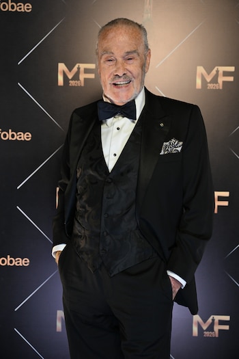 El diseñador Gino Bogani y un esmoquin clásico para la ceremonia