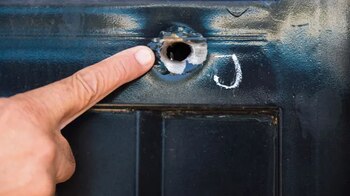 Uno de los impactos de bala que dejaron los criminales (La Capital)