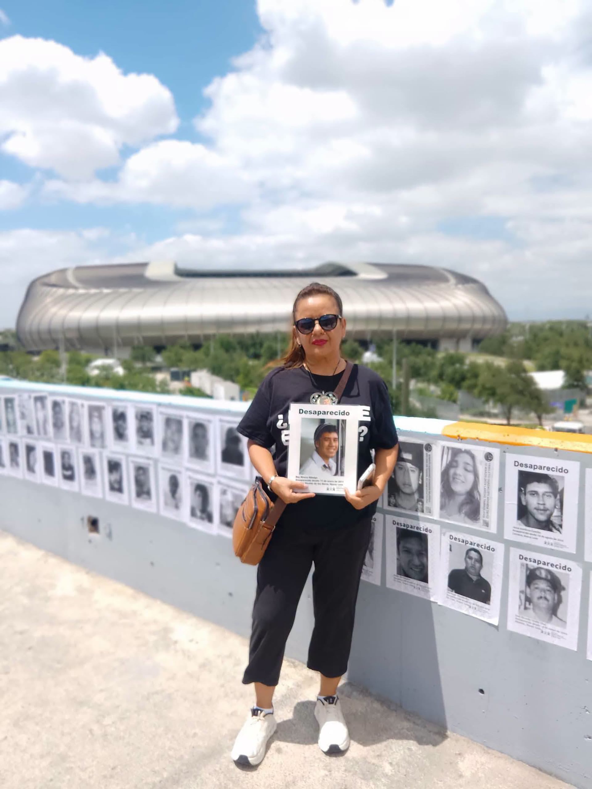 Leticia Hidalgo, fundadora del colectivo Fuerzas Unidas por Nuestros Desaparecidos Nuevo León (Funden NL), busca a su hijo Roy Rivera Hidalgo, secuestrado en su casa el 11 de enero de 2011 (Reuters)