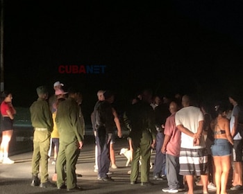 La protesta en El Fanguito reunió a decenas de residentes, en su mayoría mujeres, tras varios días sin energía eléctrica. (Foto cortesía CUBANet)
