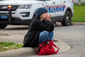 Un mujer llora en una