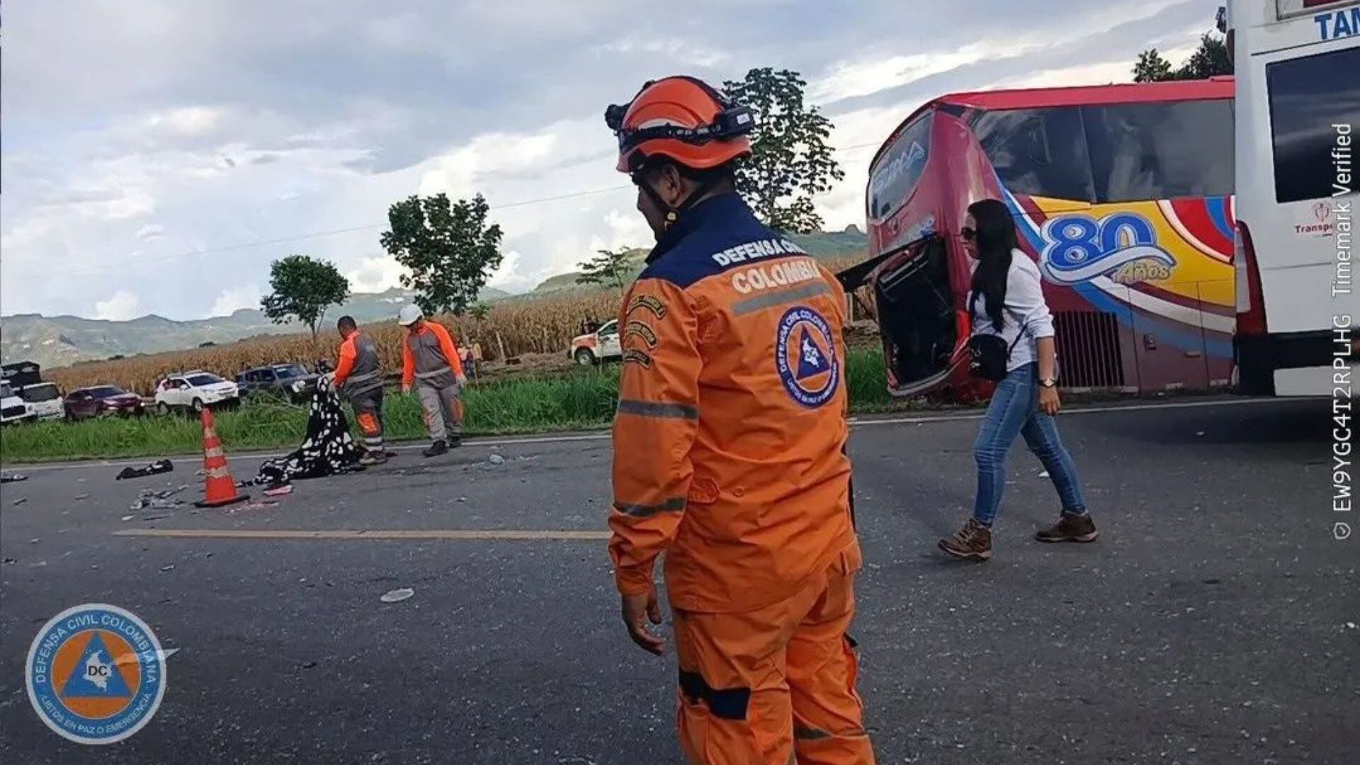 Unidades de emergencia atendieron a los pasajeros del bus y aseguraron la zona tras la colisión registrada en el sector Potosí, en la vía Armero Guayabal – Mariquita. - crédito Defensa Civil