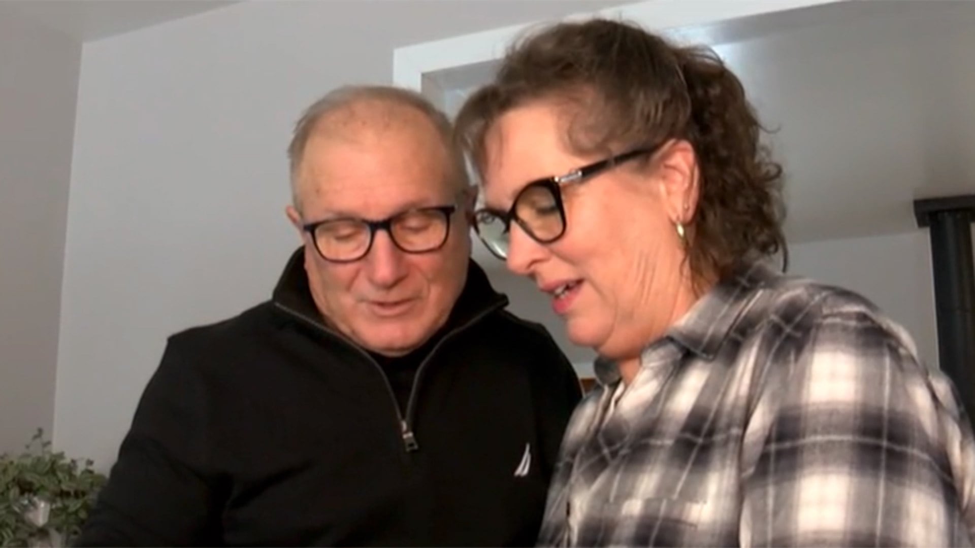 La boda legal de Bruce y Beckie Maier se convirtió en una celebración de amor, perseverancia y la importancia de los documentos en regla