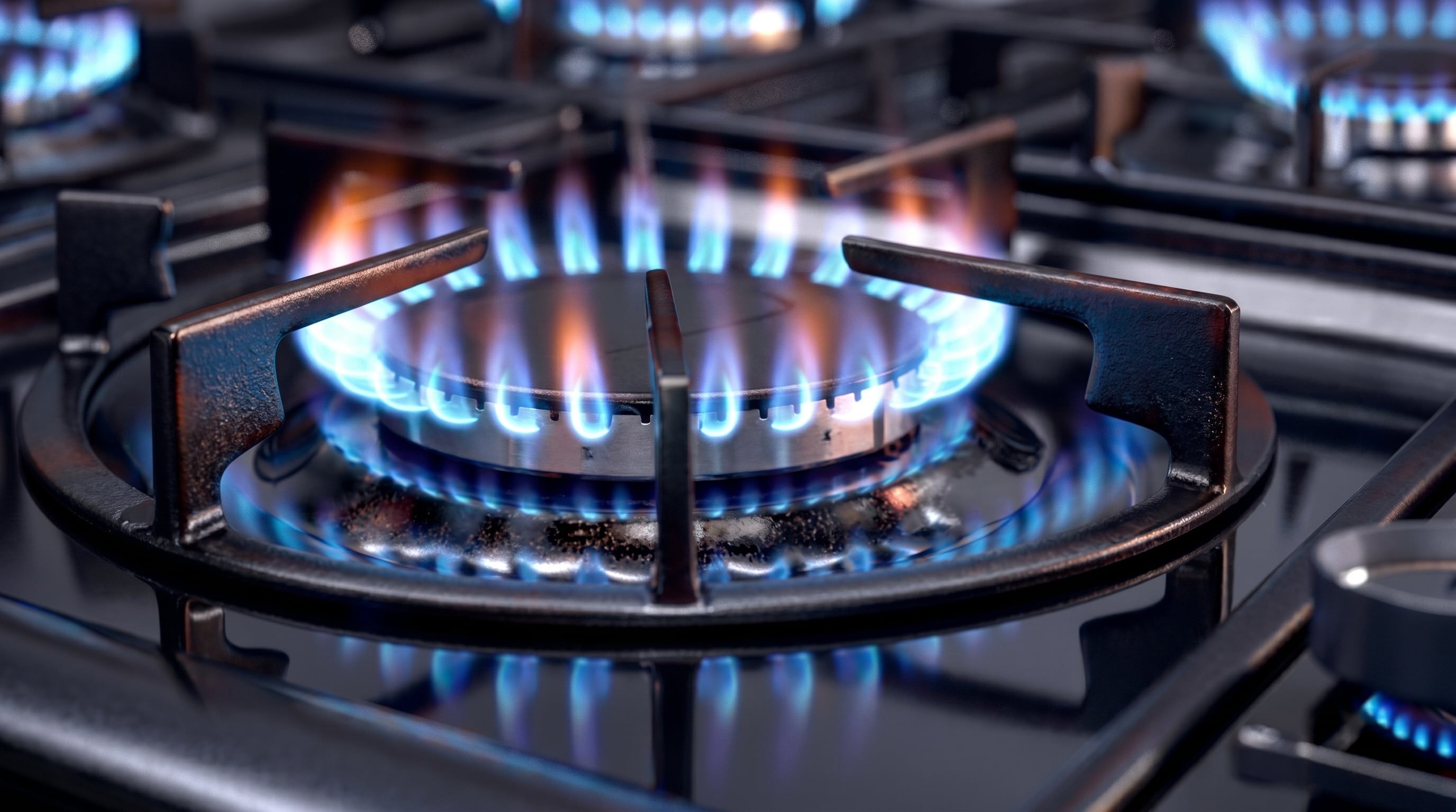 Una estufa de gas presenta sus quemadores encendidos con llamas azules, indicando una combustión limpia y eficiente en el hogar. (Imagen Ilustrativa Infobae)
