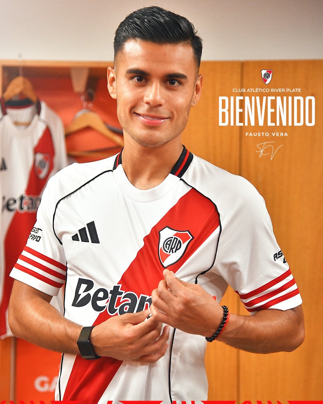 Fausto Vera posa con la camiseta de River Plate tras firmar su contrato (@RiverPlate)
