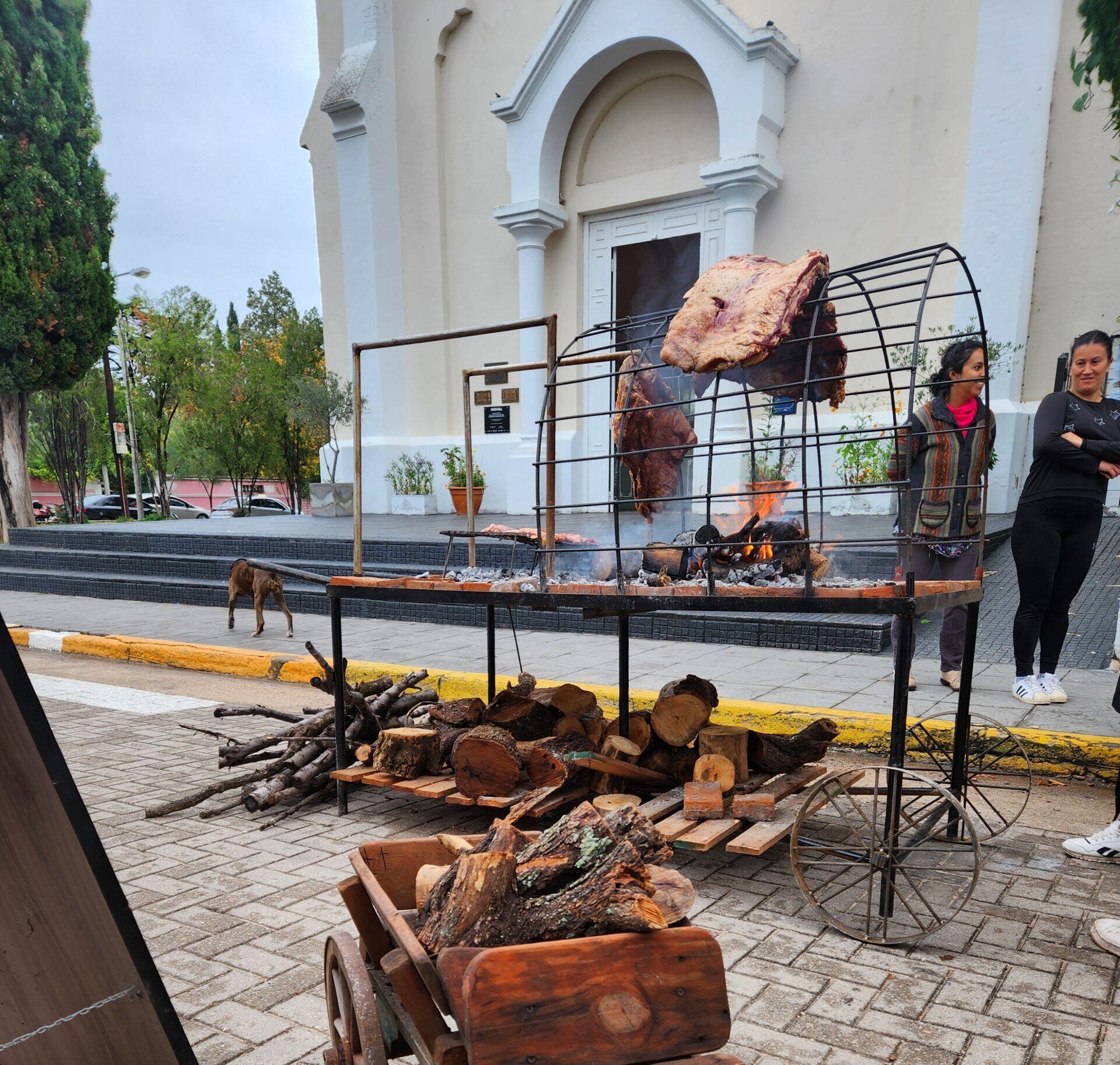 Cabrito a la llama frente a la iglesia de Nono, una escena típica que combina tradición serrana y gastronomía regional en pleno centro del pueblo.
Crédito: gentileza Municipalidad de Nono