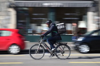 Un mensajero de entrega de