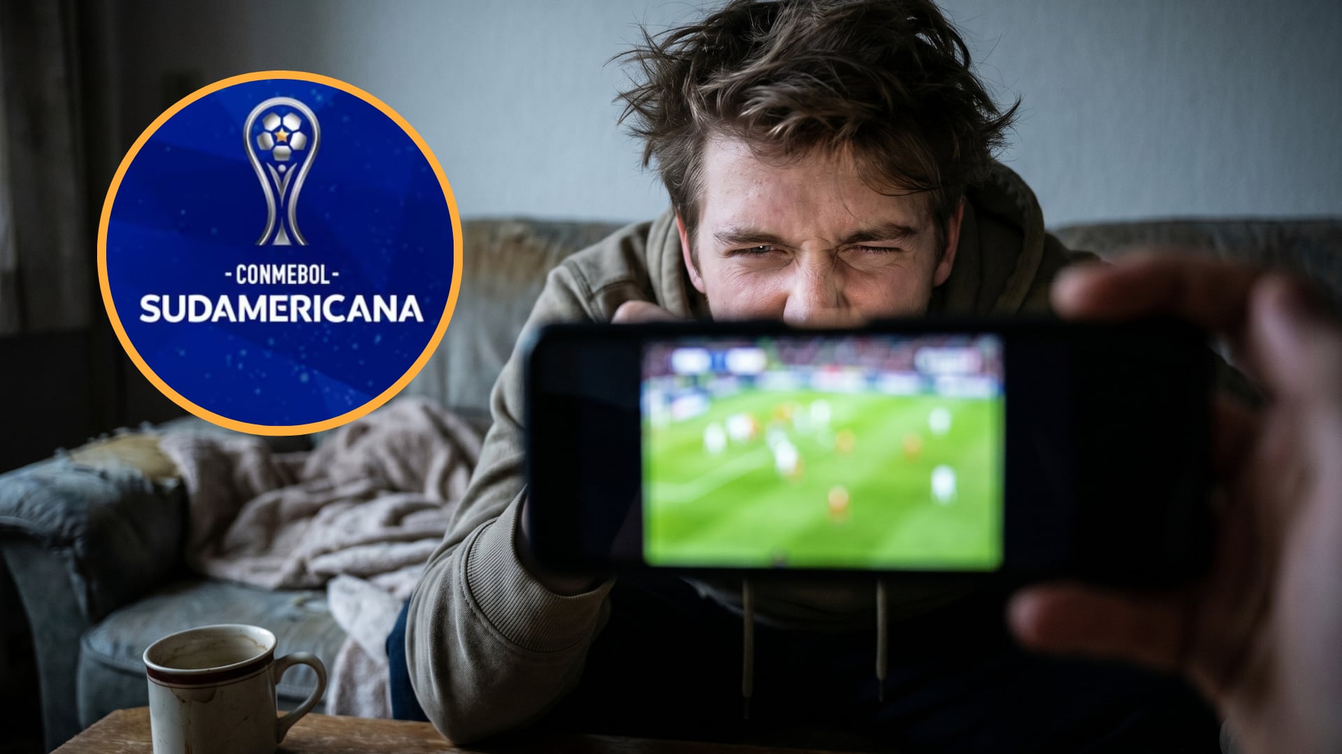 Las apps que permiten acceder a transmisiones deportivas de manera gratuita suelen estar ausentes de las tiendas oficiales de aplicaciones.(Composición Infobae: Imagen ilustrativa / Conmebol)