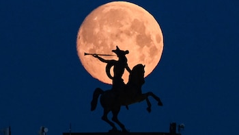 La luna llena se muestra