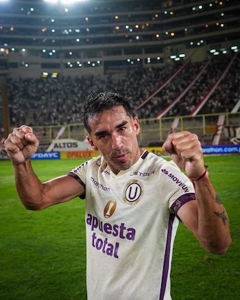 Lisandro Alzugaray celebrando la goleada de Universitario ante Juan Pablo II por el Torneo Clausura 2026.