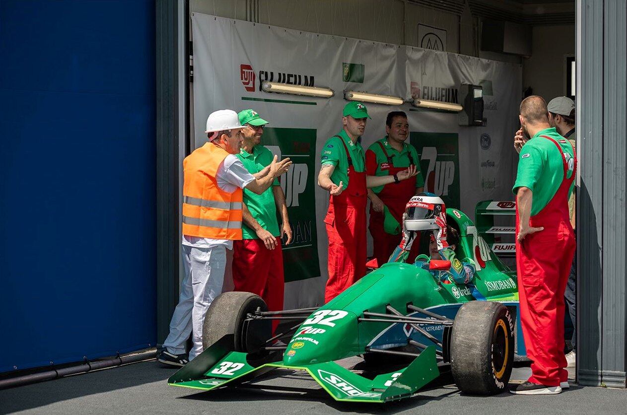 Los búlgaros reprodujeron el ambiente del box de Jordan en 1991. Fue hecho todo a pulmón, con poco presupuesto, pero mucha pasión (Schumacher.film)