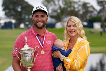 El golfista español Jon Rahm sostiene el trofeo de campeón del U. S. Open junto a su esposa Kelley Cahill y su hijo Kepa (USA Today Sports)