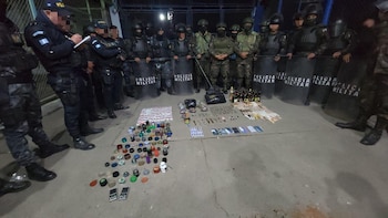 La policía y el ejército de Guatemala realizan operativo coordinado en Pavoncito y decomisa marihuana, licor y tecnología