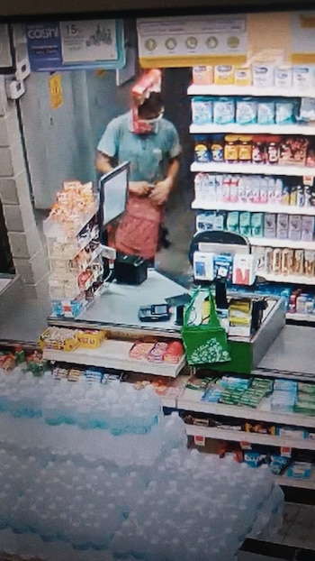 El presunto ladrón usaba cajas