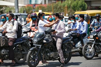 La alta densidad de población en las grandes urbes indias y las precarias condiciones de la viviendas, higiene y servicios públicos hacen temer lo peor a algunos sanitaristas (Reuters/ Amit Dave)
